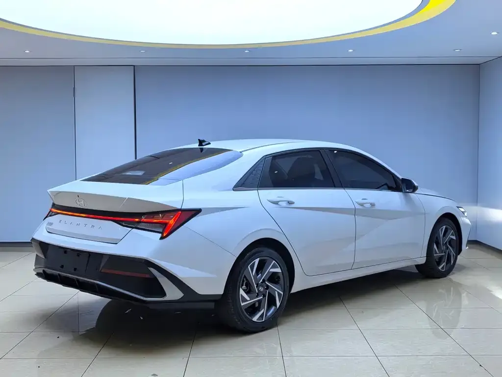 Hyundai Elantra — фото 4