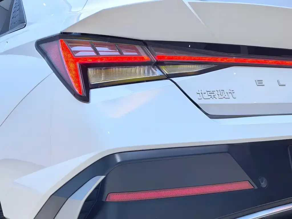 Hyundai Elantra — фото 2