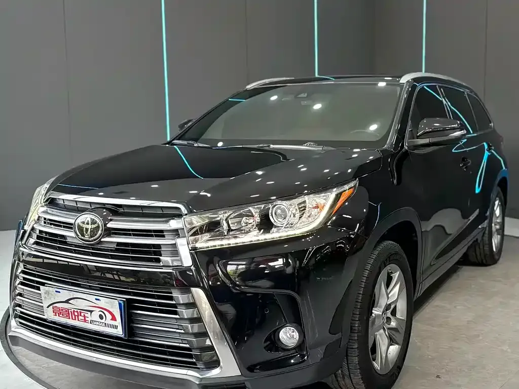 Toyota Highlander — фото 1