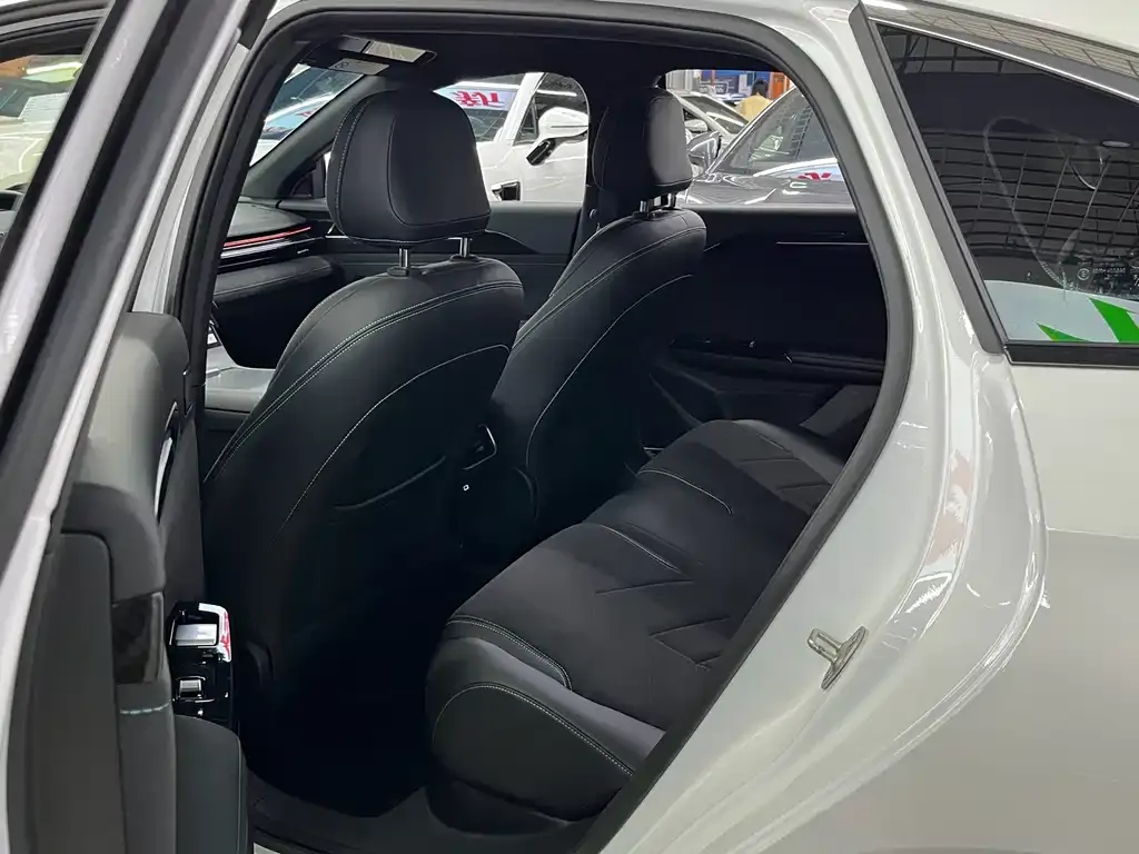 Geely Galaxy L6 — фото 10
