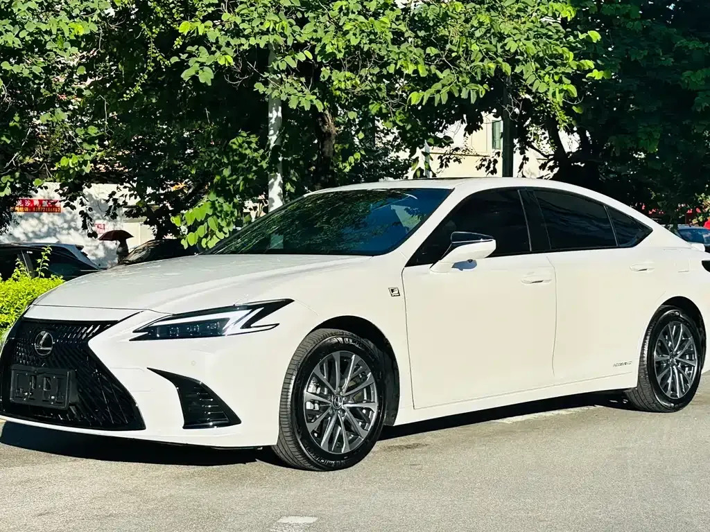 Lexus ES — фото 1