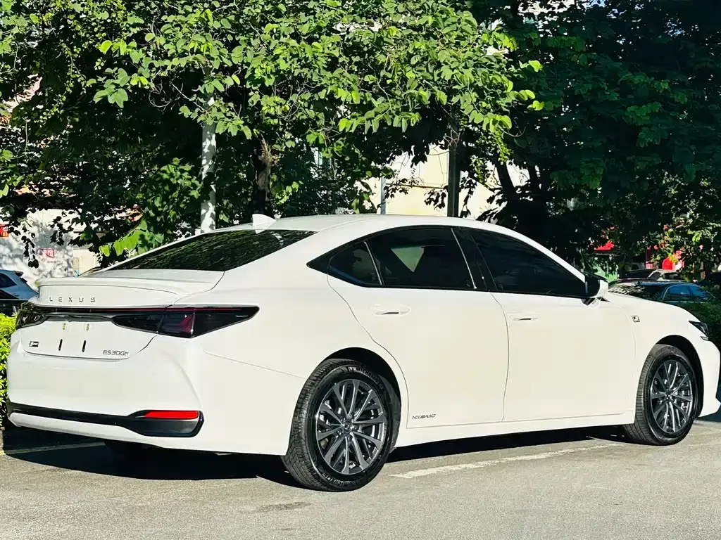 Lexus ES — фото 8