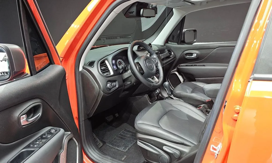 Jeep Renegade — фото 2