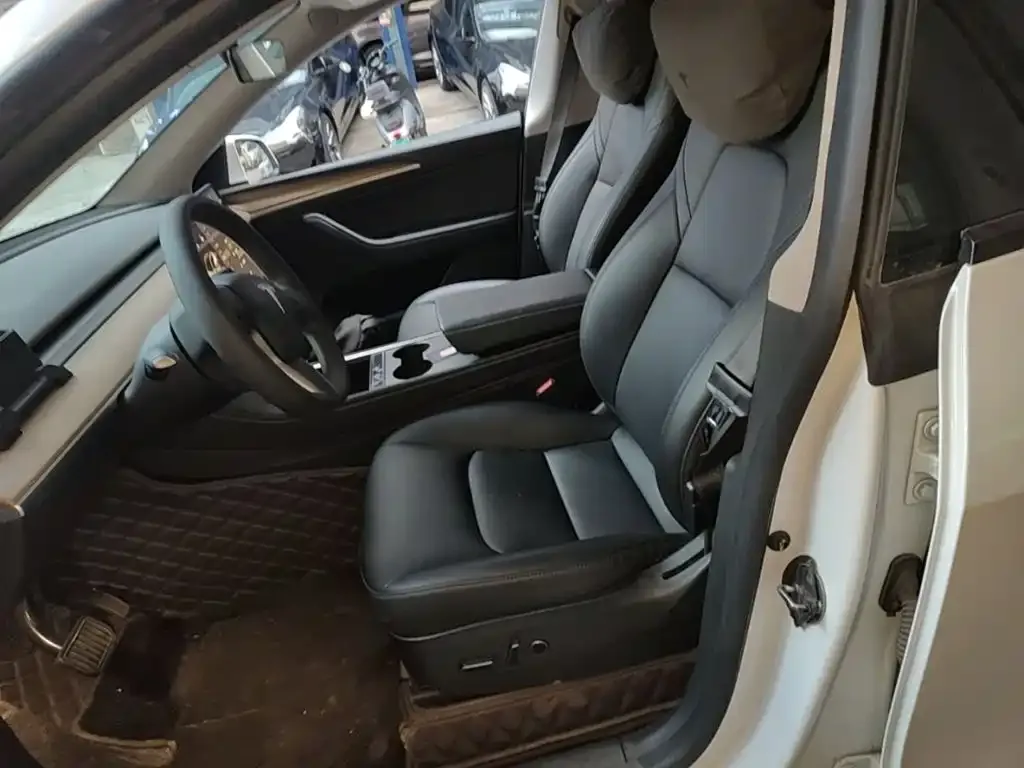 Tesla Model Y — фото 6