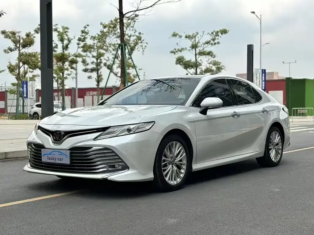 Toyota Camry — фото 1