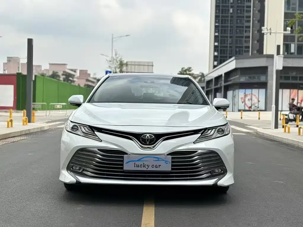 Toyota Camry — фото 2
