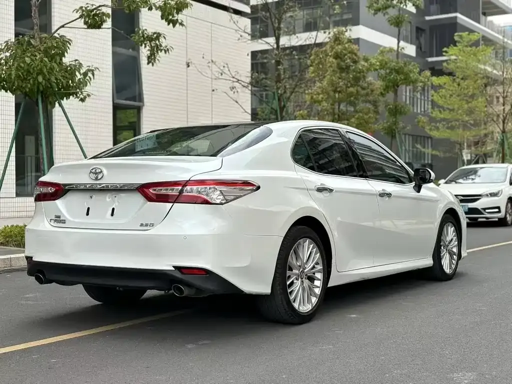 Toyota Camry — фото 9