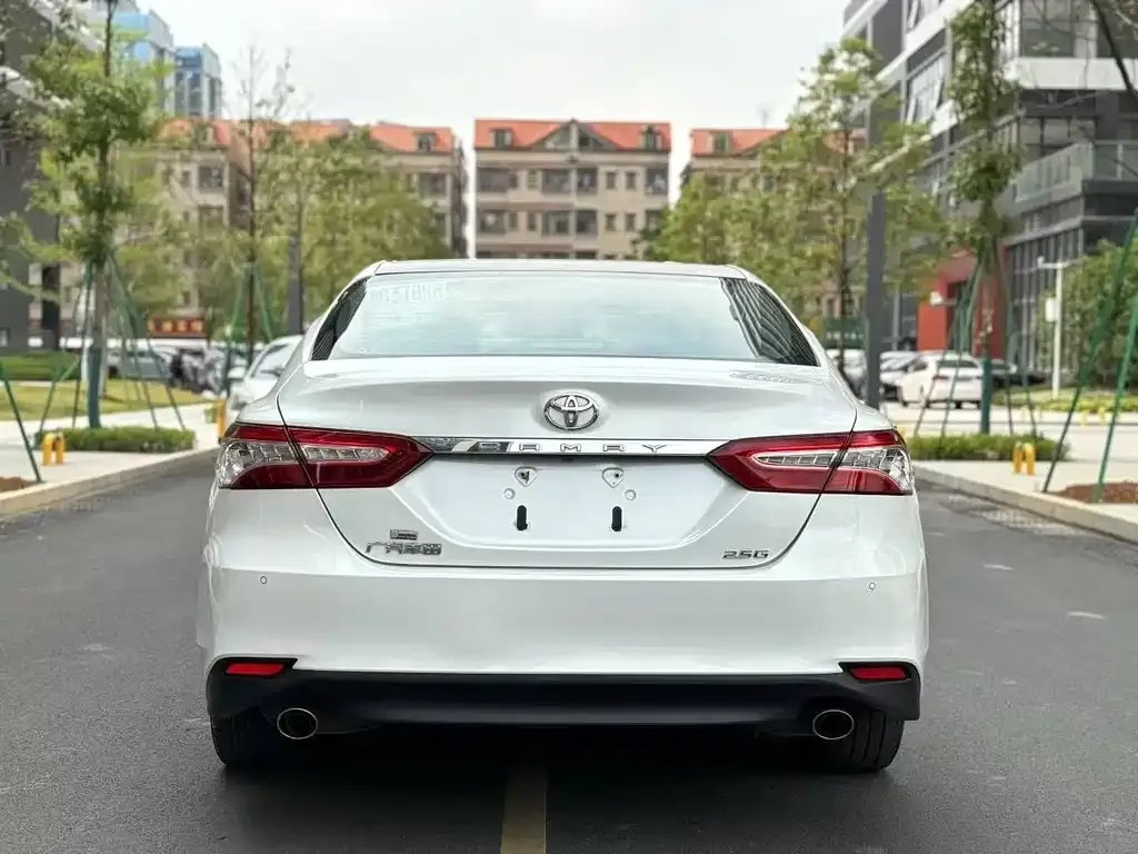 Toyota Camry — фото 5