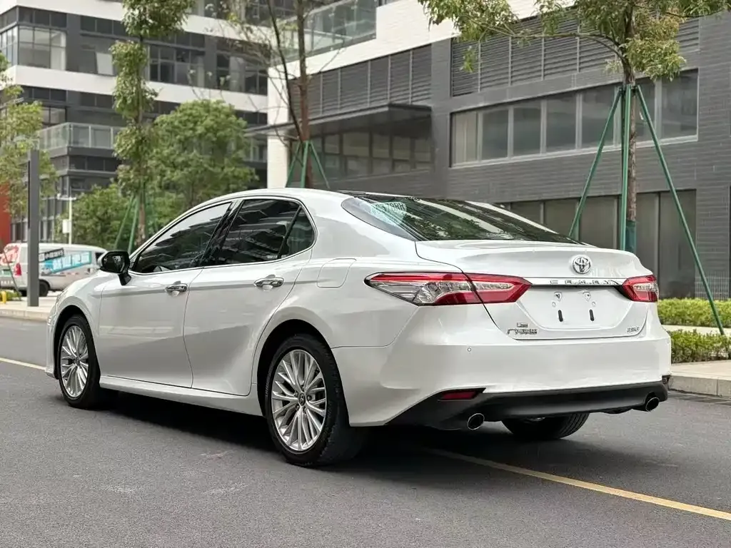 Toyota Camry — фото 6