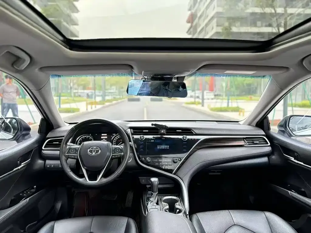 Toyota Camry — фото 10