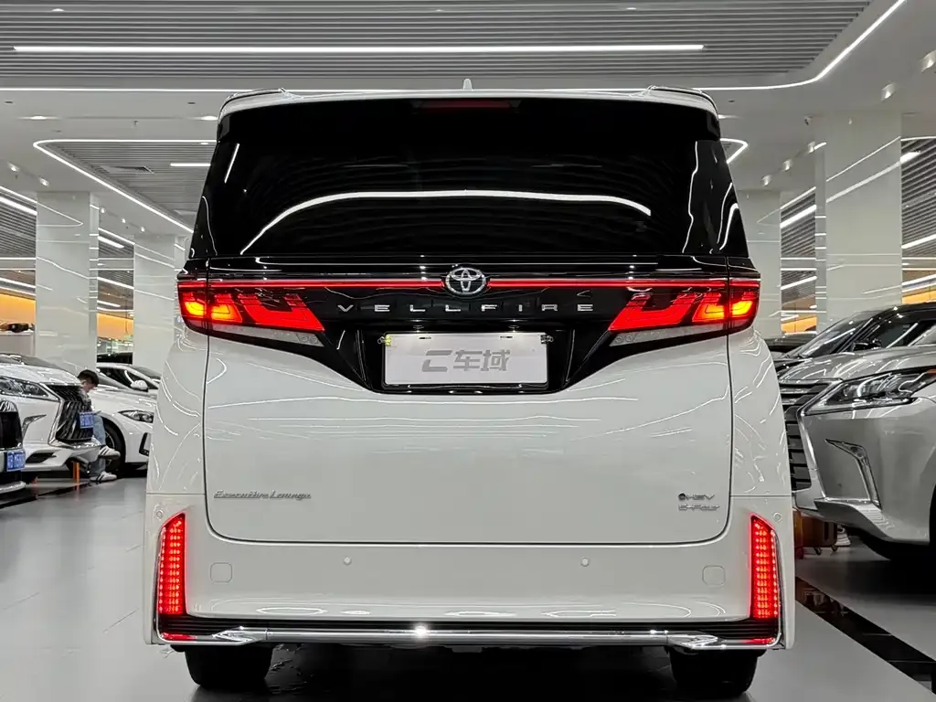 Toyota Vellfire — фото 8