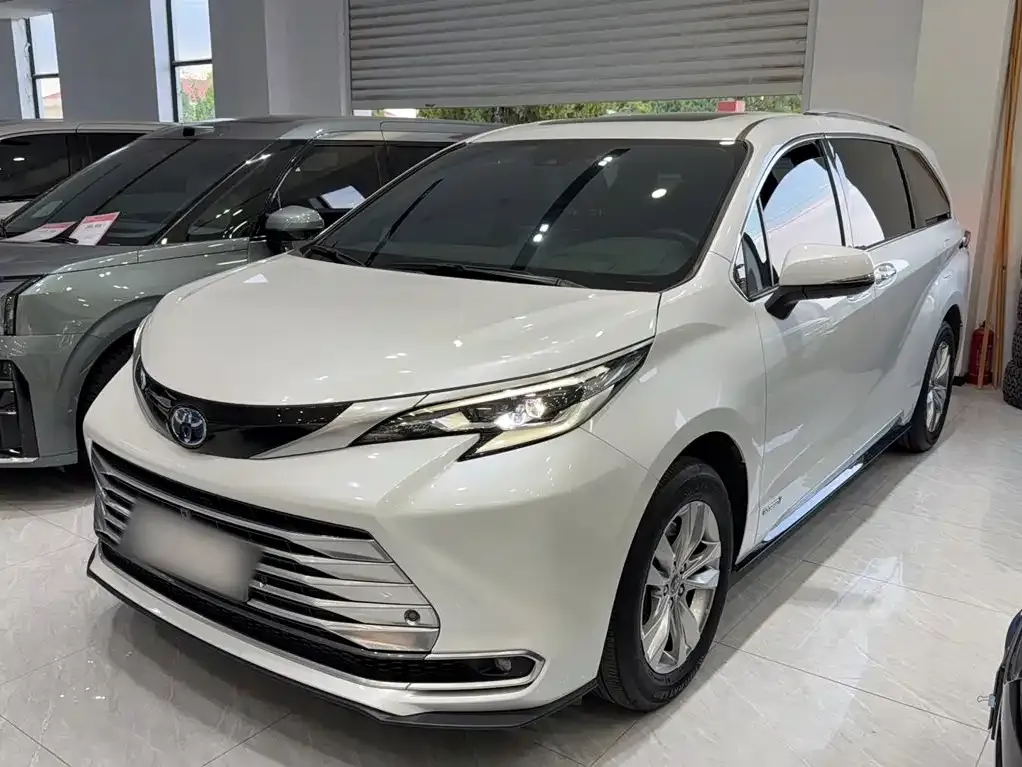 Toyota Sienna — фото 1