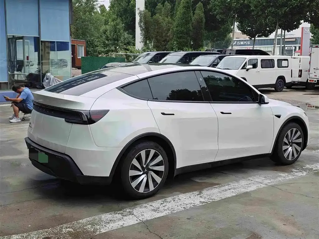 Tesla Model Y — фото 5