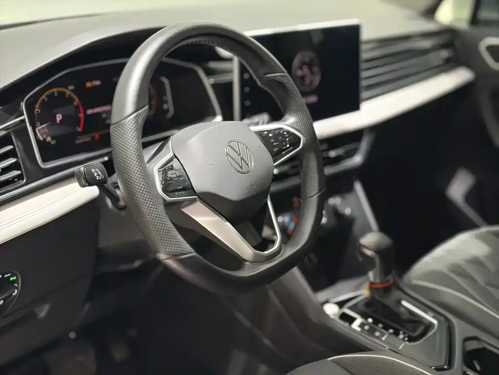 Volkswagen Tiguan L — фото 8
