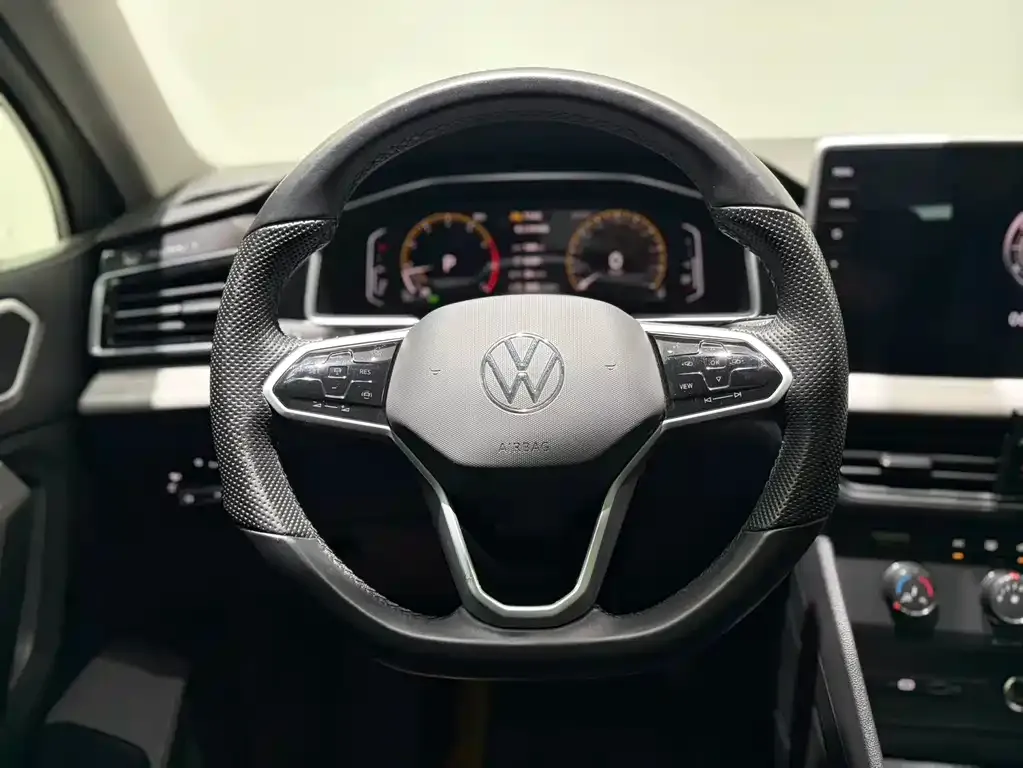 Volkswagen Tiguan L — фото 7