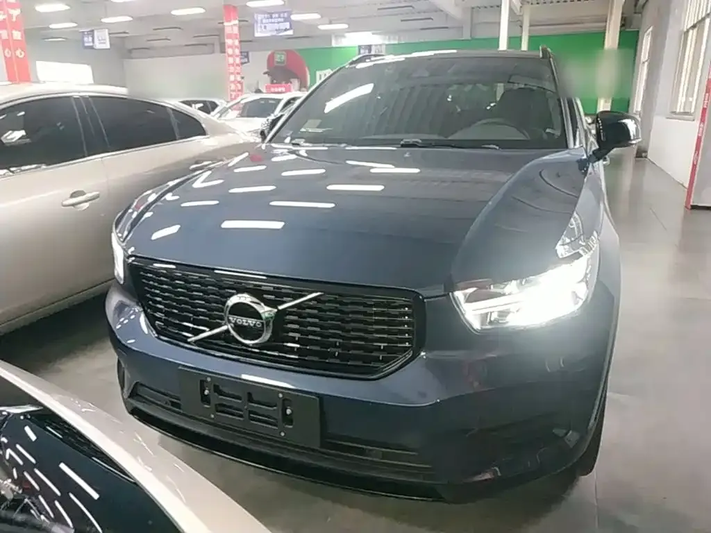 Volvo XC40 — фото 9