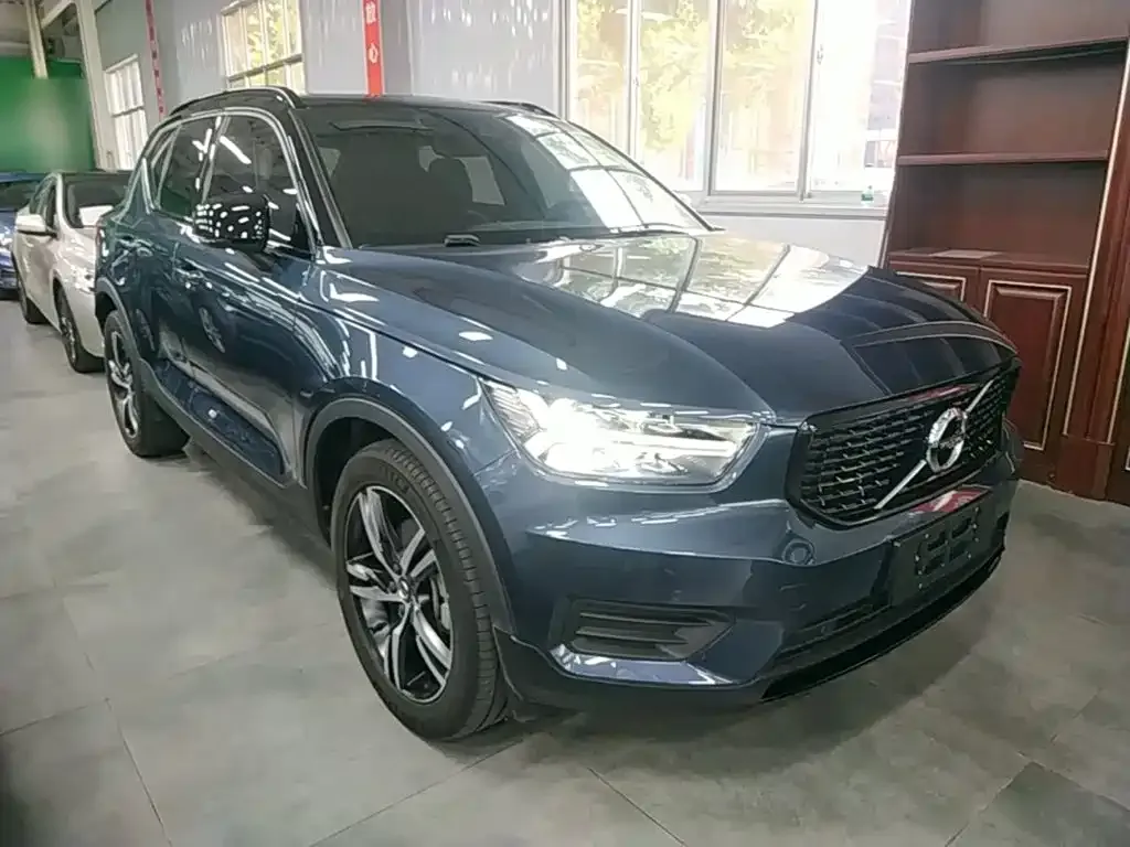 Volvo XC40 — фото 10