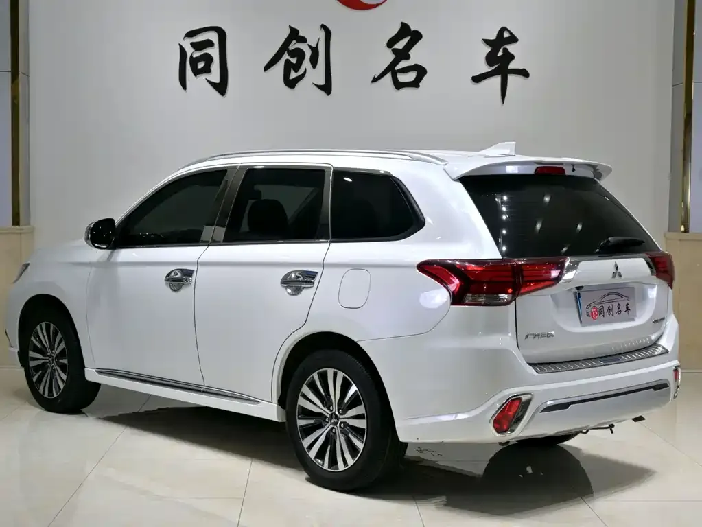 Mitsubishi Outlander — фото 9