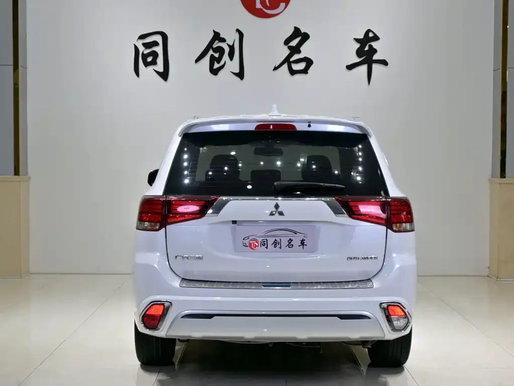 Mitsubishi Outlander — фото 10