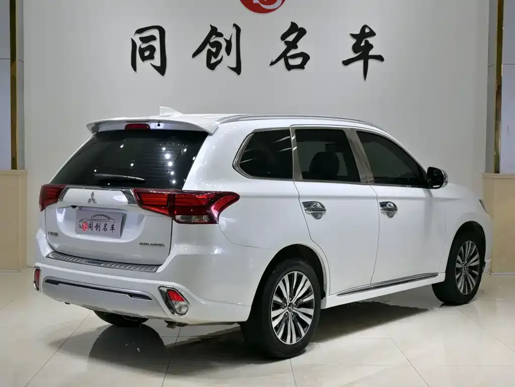Mitsubishi Outlander — фото 8
