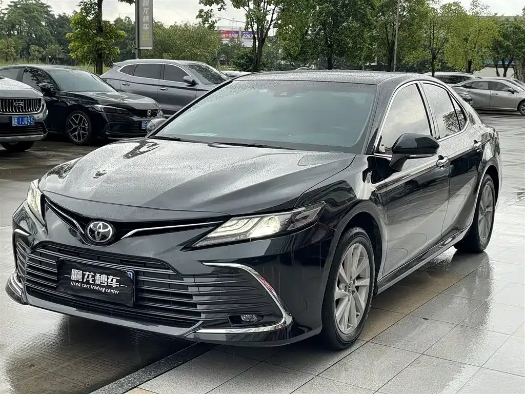 Toyota Camry — фото 1