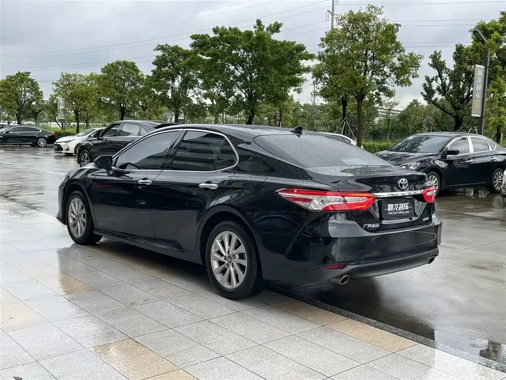 Toyota Camry — фото 10