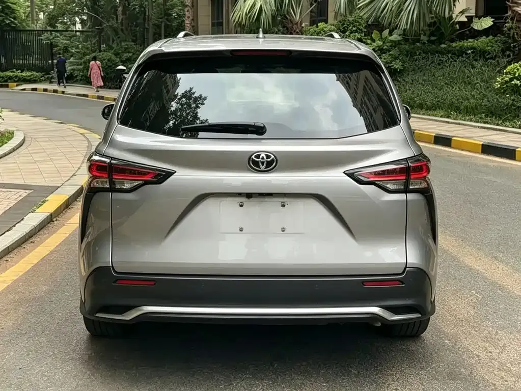 Toyota Granvia — фото 3