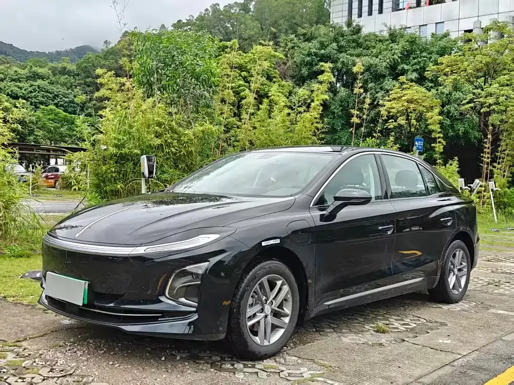 Hongqi E-QM5 — фото 1