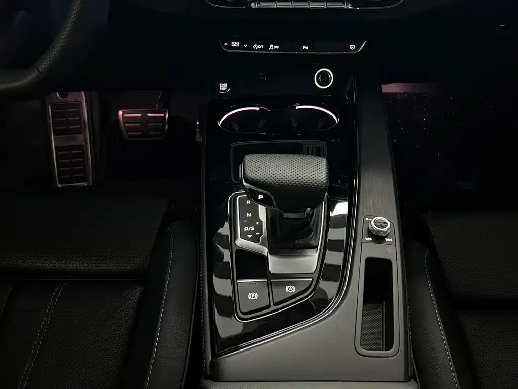 Audi A4L 2025 из CN, фото 2