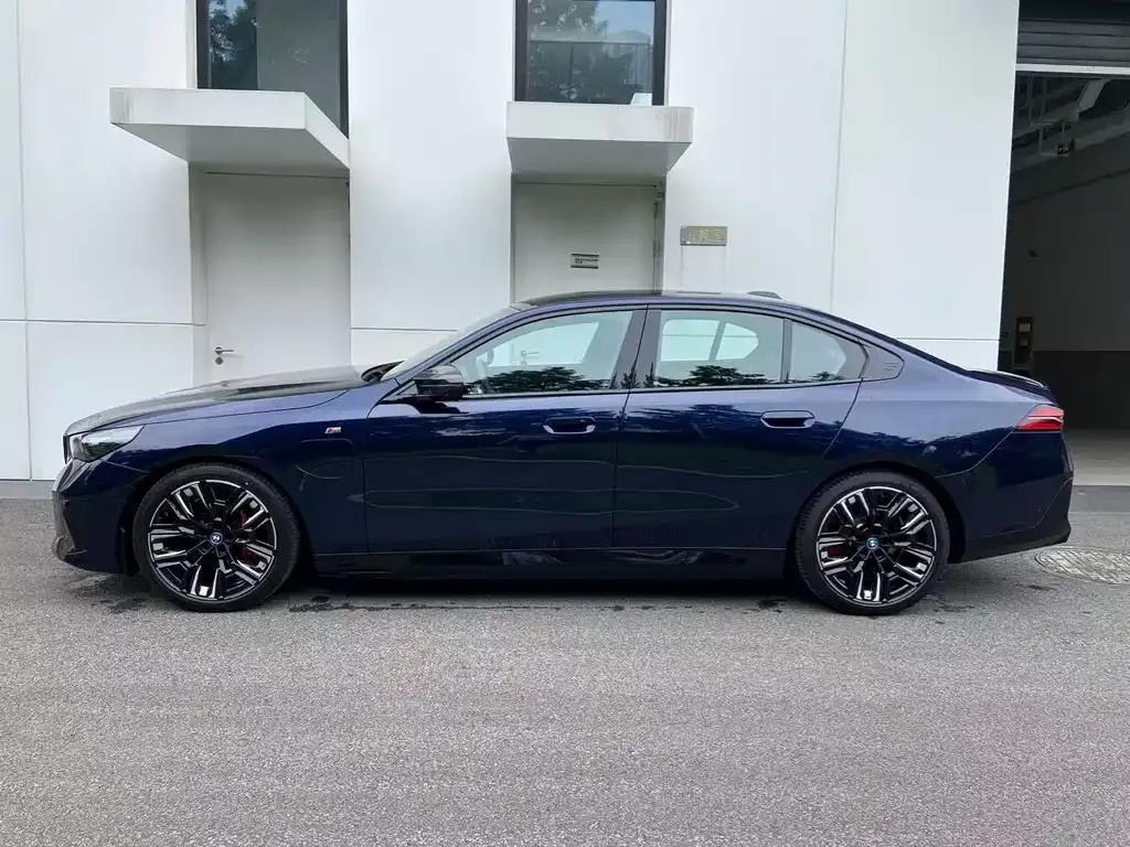 BMW i5 M60 — фото 9