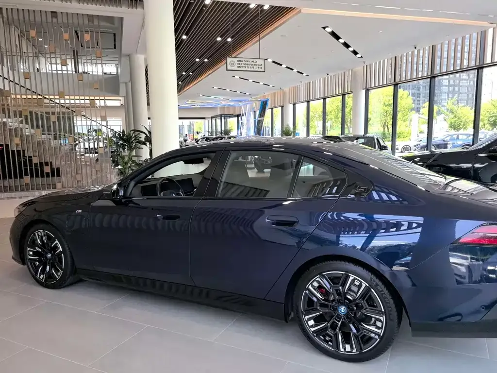 BMW i5 M60 — фото 7