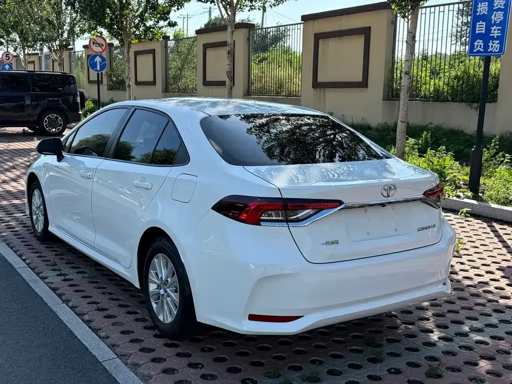 Toyota Corolla — фото 9