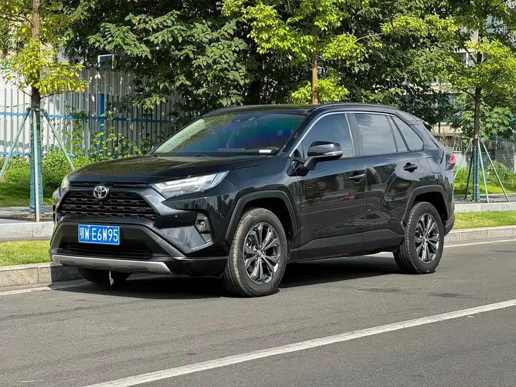 Toyota RAV4 — фото 1