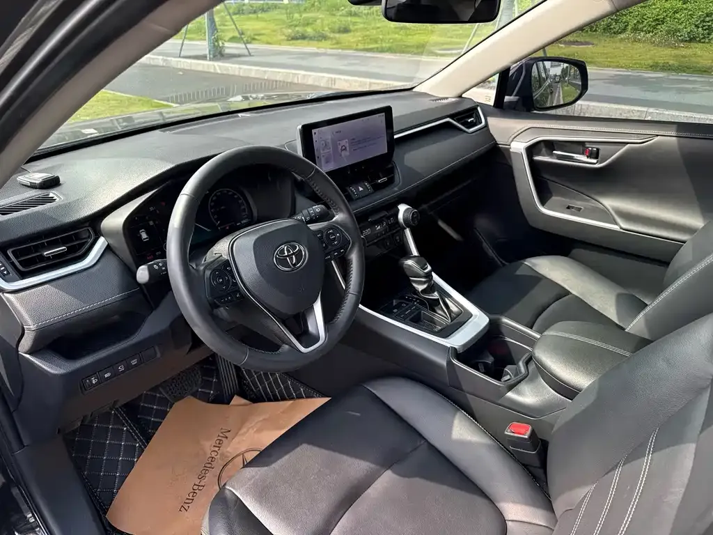 Toyota RAV4 — фото 4