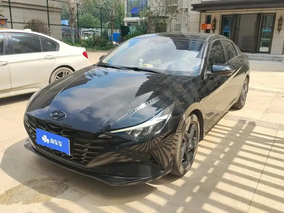 Hyundai Elantra — фото 1