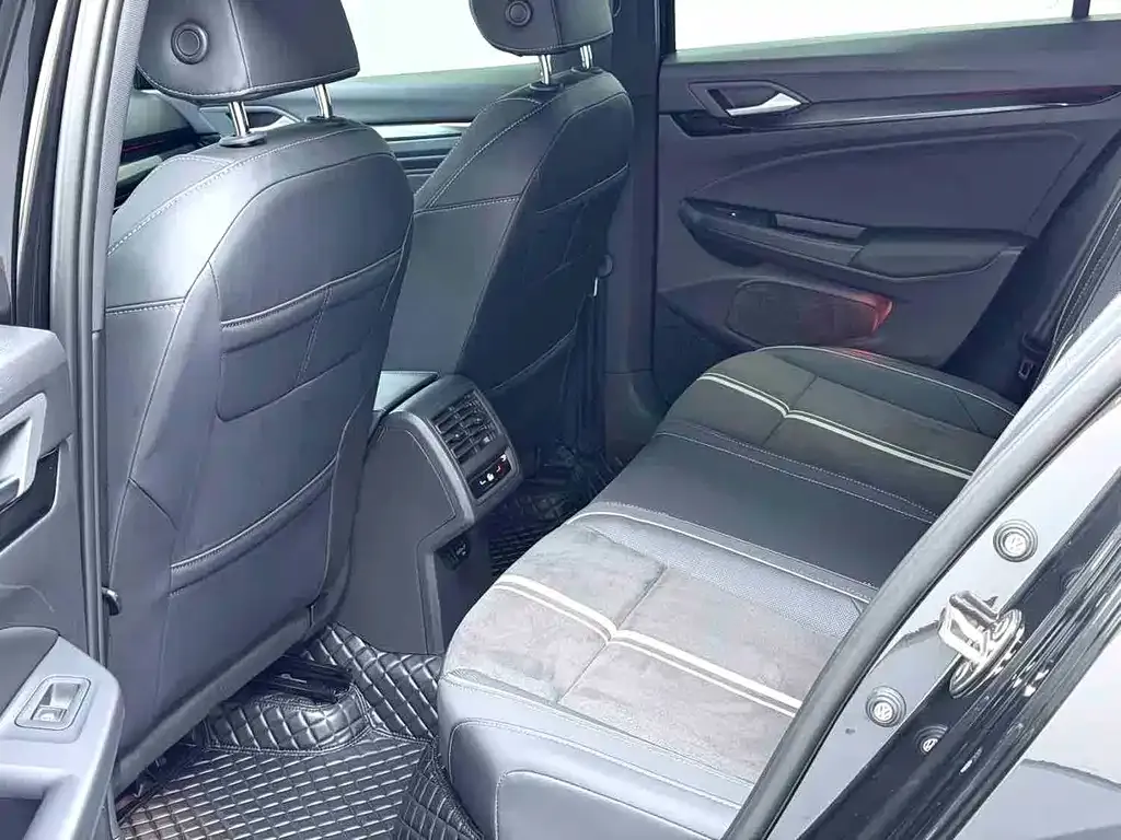Volkswagen Golf 2023 из CN, фото 8