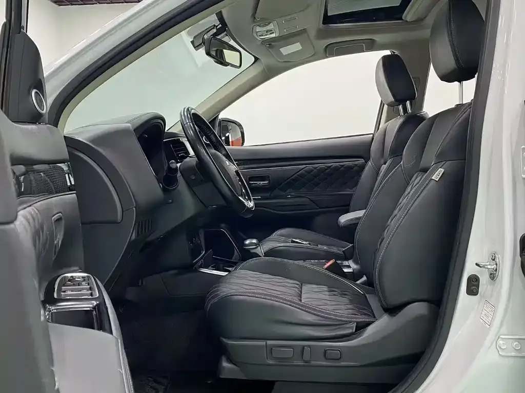 Mitsubishi Outlander 2022 из CN, фото 9