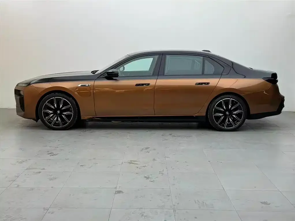 BMW i7 M70L — фото 2