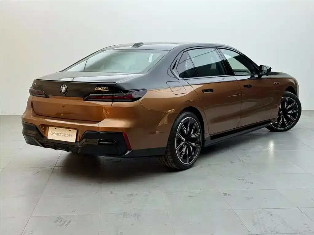BMW i7 M70L — фото 5