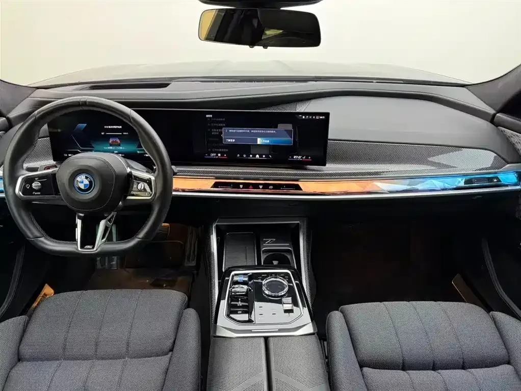 BMW i7 M70L — фото 7