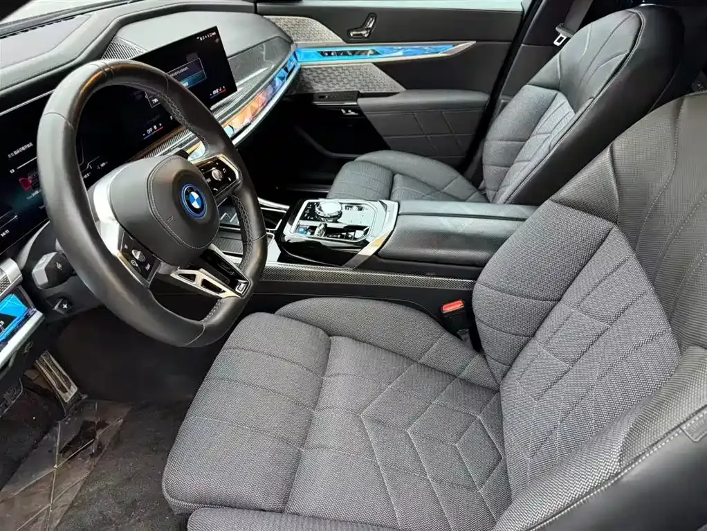 BMW i7 M70L — фото 10