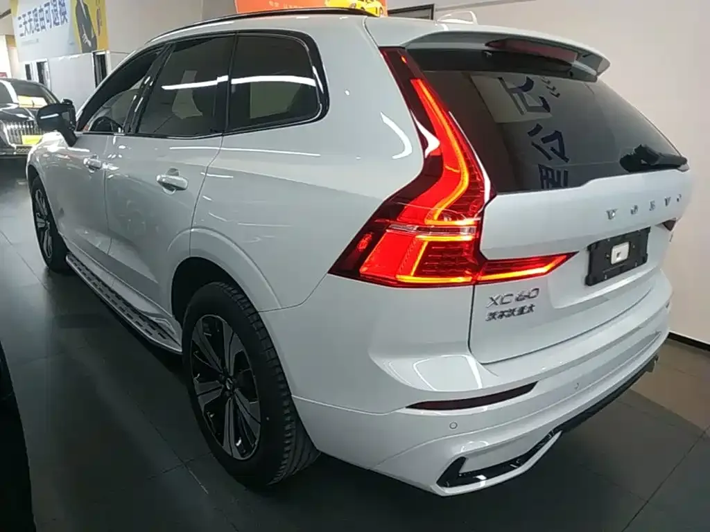 Volvo XC60 — фото 6