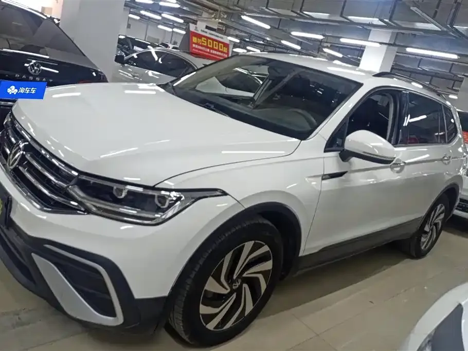 Volkswagen Tiguan L — фото 1