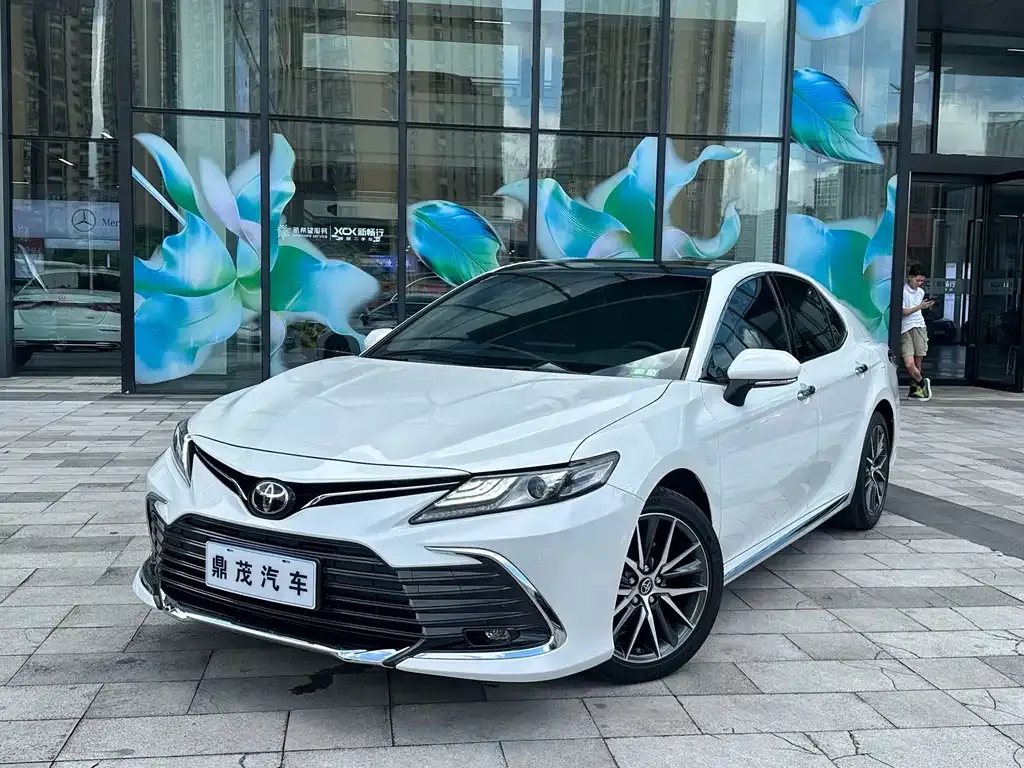 Toyota Camry — фото 1