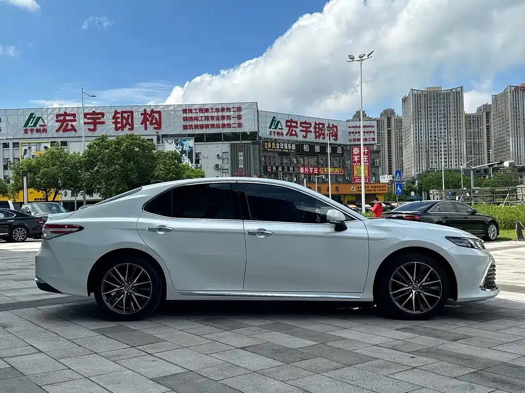 Toyota Camry — фото 3