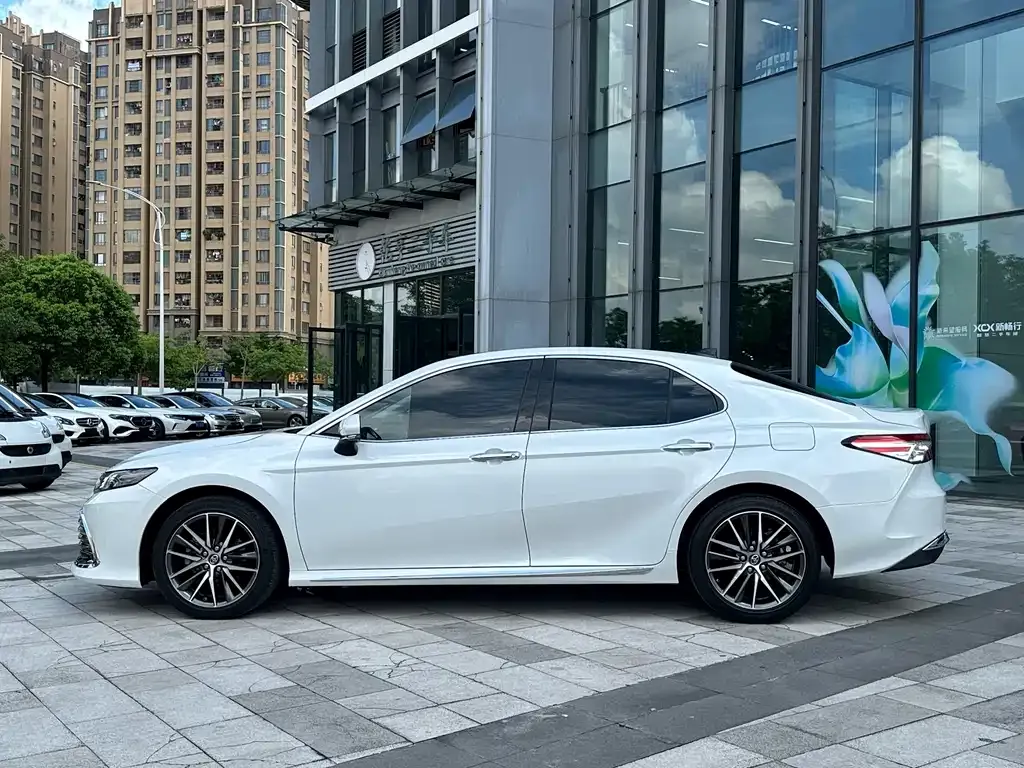 Toyota Camry — фото 5