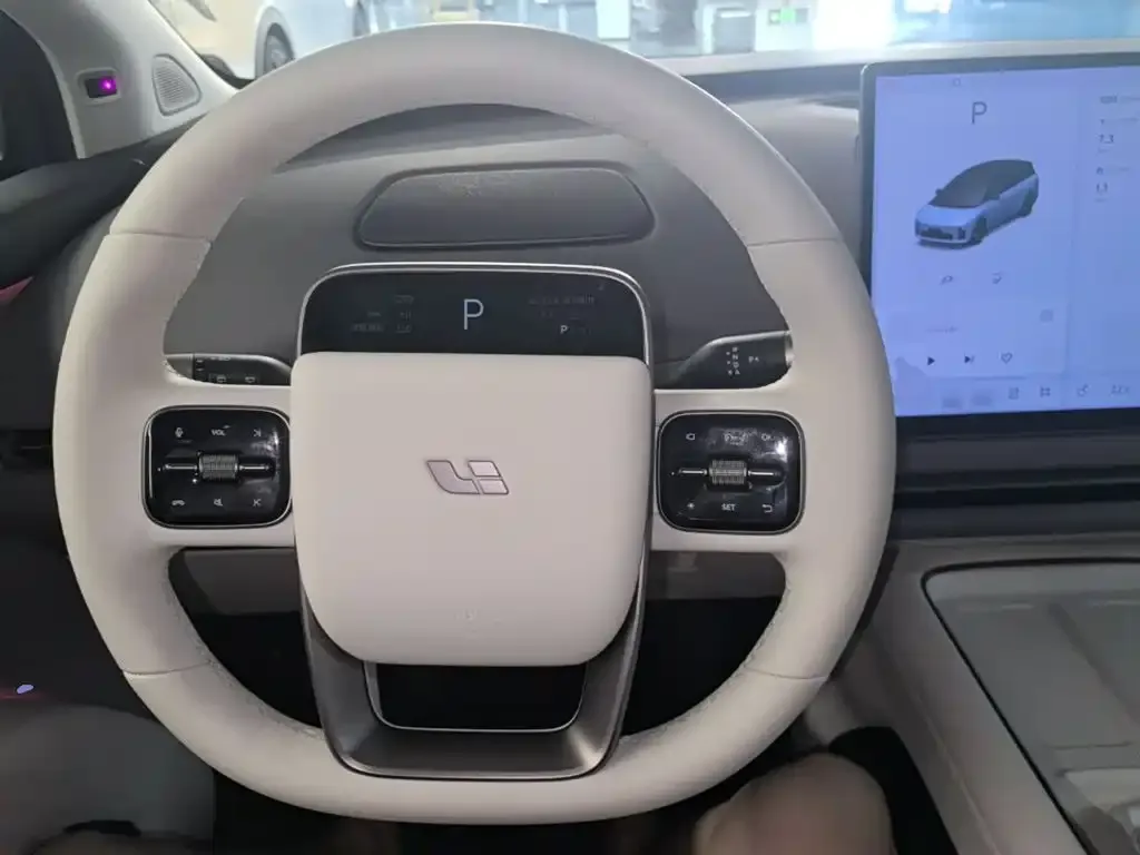 Li Auto i8 — фото 9