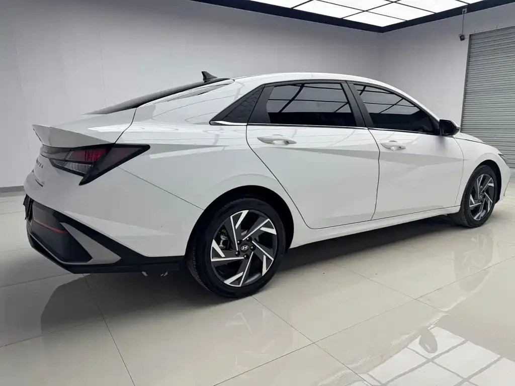 Hyundai Elantra — фото 8