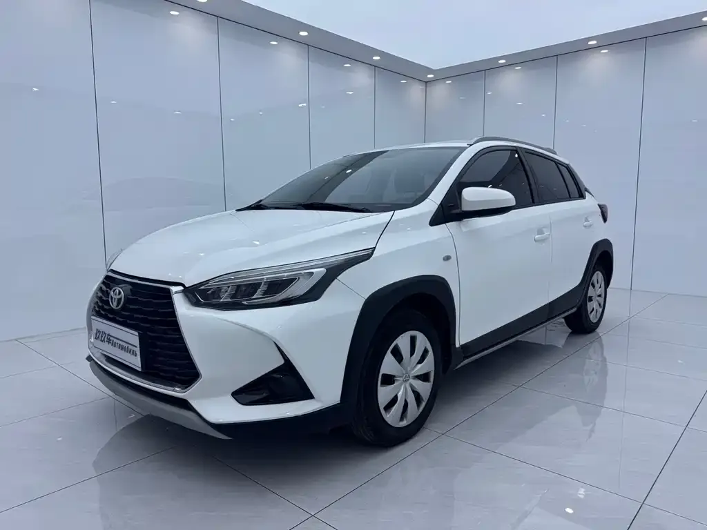 Toyota Yaris L — фото 1