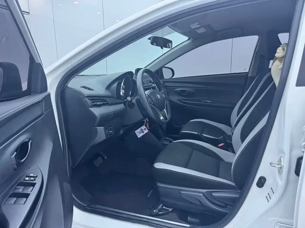 Toyota Yaris L — фото 10